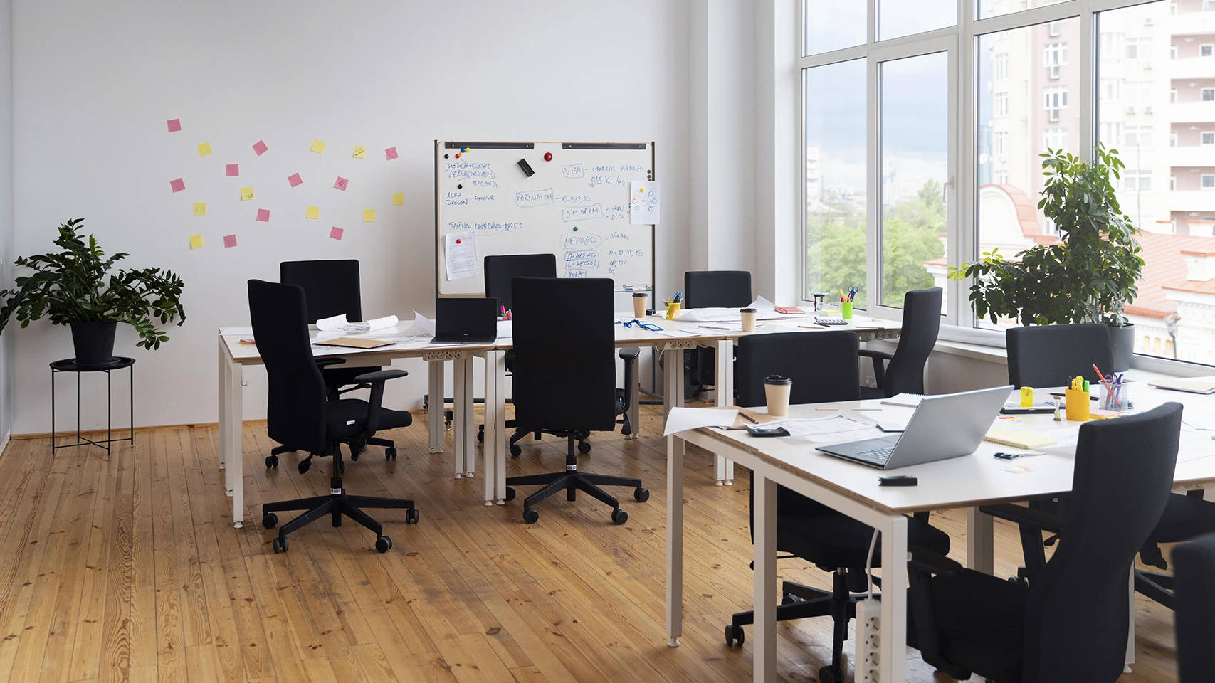 Mesas de oficina vacias, absentismo laboral